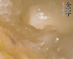 沸騰后撈出蔥結(jié)，小火燉45分鐘，加山藥再燉15分鐘。