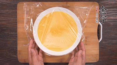 去除雞蛋液浮沫后，沸水上鍋蒸6分鐘。