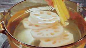 把藕和土豆焯水至八成熟，盛出瀝干水分。