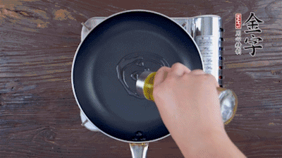 魚頭對(duì)開，洗凈瀝干。鍋中加油，把魚頭兩面煎至金黃色，期間加蔥姜，每面約需時(shí)2-3分鐘。