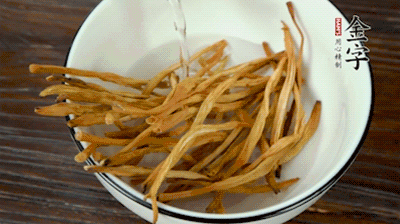 黃花菜、香菇提前泡發(fā)。黃花菜去掉硬頭，香菇切片。