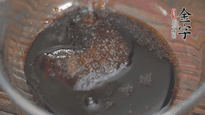 調(diào)配醬汁：耗油、生抽、老抽、糖、鹽、清水?dāng)嚢杈鶆颉?>
					</div>
					<span>步驟 3/5</span>
					<p>調(diào)配醬汁：耗油、生抽、老抽、糖、鹽、清水?dāng)嚢杈鶆颉?/p>
				</li><li>
					<div   id=