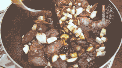 熱油下鍋煸香蒜末，再放入香菇、土香腸，和調(diào)配好的醬汁，炒熟。