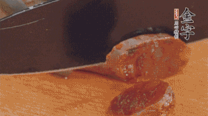 麻辣香腸蒸熟后，切片待用。