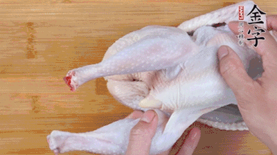 菌菇分別冷水泡發(fā)。雞處理干凈后剁成小塊，放水中浸泡半小時(shí)去血水。