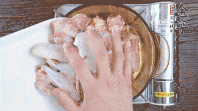 加料酒、蔥姜焯水2分鐘，清洗備用。