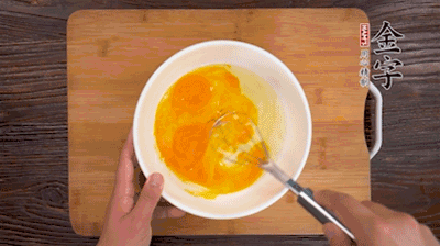 雞蛋加鹽、料酒打散后，加1.5倍溫水?dāng)嚢杈鶆颉?>
					</div>
					<span>步驟 2/5</span>
					<p>雞蛋加鹽、料酒打散后，加1.5倍溫水?dāng)嚢杈鶆颉?/p>
				</li><li>
					<div   id=