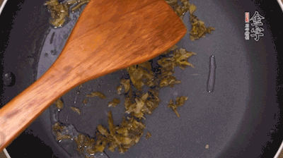 鍋中3成油溫時(shí)，下雪菜、辣椒圈翻炒40秒。