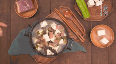 出鍋前撒蔥花。