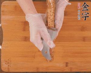 山藥去皮切滾刀塊，熱水汆燙30秒，撈出冷水浸泡。