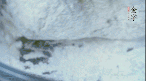 【面皮】2.將糯米粉和粳米粉混合，加煮好的艾草和適量清水，揉搓成面團。