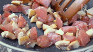 【餡料】4.鍋中油8成熱時，依次放入菌菇丁、香腸丁，適當(dāng)放點糖調(diào)味，炒熟。