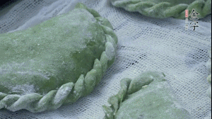 【制作】2.蒸架上墊浸濕的屜布，再放上清明果，大火蒸10~15分鐘，完成，出鍋啦！