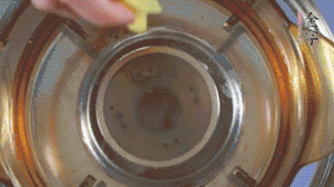 金字淡咸肉加姜片、料酒，冷水入鍋焯水。