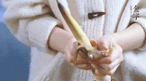 春筍切滾刀塊，加少許鹽，焯水備用。