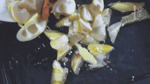 將淡咸肉、春筍、五花肉一起放入鍋中。