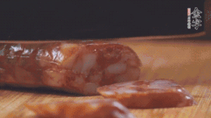 金字麻辣香腸切片，小青菜焯熟備用。