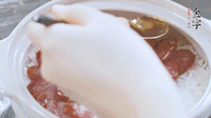 沿鍋邊倒一圈食用油蓋蓋，繼續(xù)小火燜8分鐘。