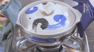 每隔30s將鍋傾斜一側(cè)。（受熱更均勻，鍋巴更噴香）