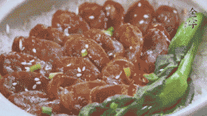 燜好后放入小青菜，均勻淋上醬汁，撒上蔥花或芝麻即可。