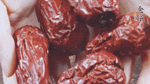 紅棗洗凈，對半剪開。