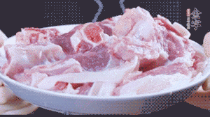 新鮮羊肉冷水入鍋，加姜片、清水焯水，除去血沫。