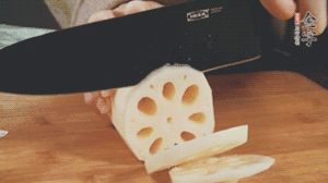 蔬菜清洗干凈切片。