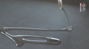 鍋中加少許油，爆香蔥姜蒜、香料 ，喜歡麻的也可以加點(diǎn)花椒！接著放入郫縣豆瓣醬煸炒出紅油。