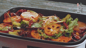 加入金字麻辣香腸，翻炒5分鐘左右。再加入之前準(zhǔn)備好的蔬菜，翻炒均勻，最后放入蝦。