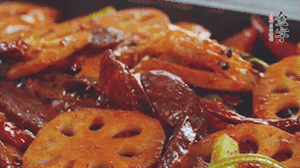 撒上芝麻和蔥，一道鮮香熱辣的麻辣香腸香鍋就做好了！