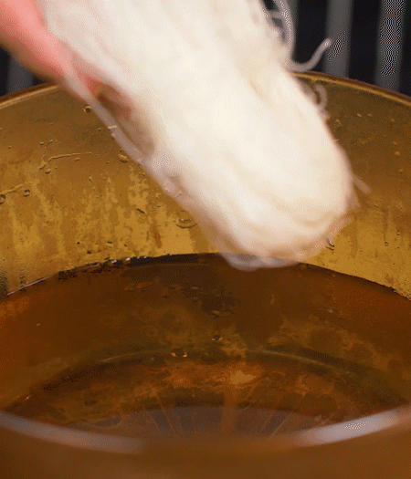 青番茄切片、金字臘肉切薄片、小米辣線椒切圈。