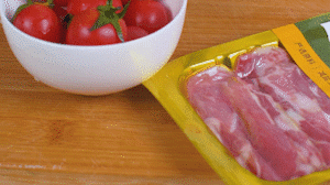 洋蔥、土豆切丁塊，火腿切小片，小番茄對(duì)半切開。