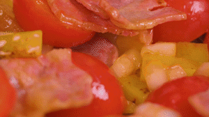 接著放入土豆和洋蔥，翻炒兩分鐘斷生。