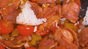 將米飯倒入鍋中搗散，同其他食材混合拌炒均勻關(guān)火。