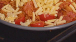 烤箱上下火180度預(yù)熱，將米飯分別盛入容器中。表面均勻的撒上馬蘇里拉芝士碎，放進(jìn)烤箱中層烤20分鐘左右，待芝士融化上色即可。