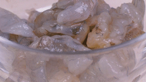 蝦去殼去蝦線，加姜絲、鹽腌制15分鐘，微煎1分鐘備用。