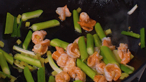 加入煎好的蝦仁，XO醬，以適量鹽、糖進(jìn)行調(diào)味翻炒。