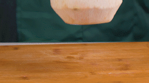 椰子切開頂部，把椰子水倒出，再把椰肉切片。