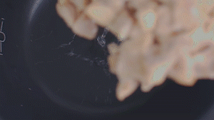 把雞、火腿、椰子水、椰肉、姜、紅棗放入電飯鍋，按下煲湯功能。