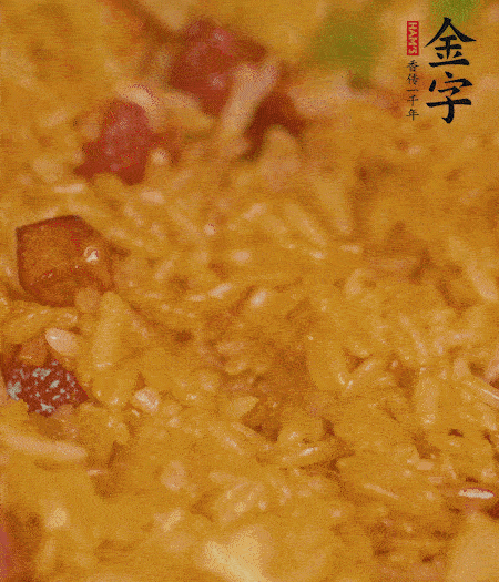 放一撮鹽、生抽少許，倒入炸好的芋頭。最后撒蔥花、蒜末翻炒均勻。