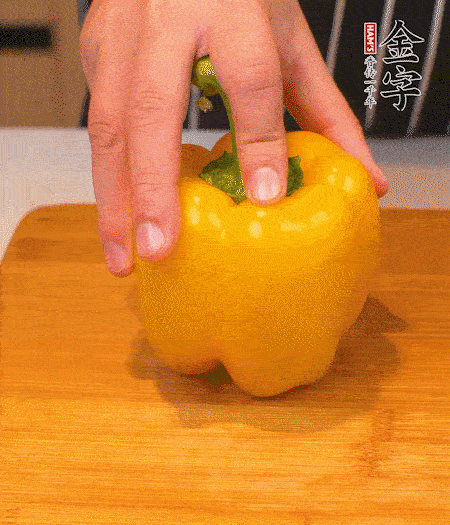 干花菇提前泡發(fā)，胡蘿卜、青椒、黃椒和花菇切丁，小紅椒切圈，小蔥切末。