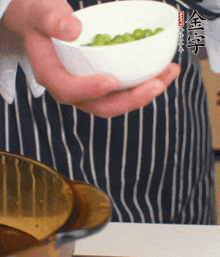 胡蘿卜、豌豆和干花菇焯水。