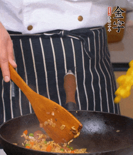 加咖喱塊、少許鹽、白糖調(diào)味，炒至咖喱塊融化后，倒米飯，翻炒至每粒米飯都包裹上咖喱，再放黃椒、青椒粒，出鍋前加菠蘿粒和小蔥翻拌均勻。