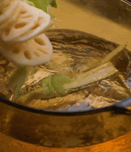 把玉米筍（對半切開）、西芹（切斜片）、蓮藕（切片），放入開水鍋內(nèi)，加點少許鹽、油，汆燙2分鐘。