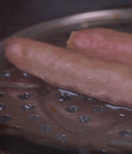 金字10°鮮低溫香腸蒸10分鐘后，切片。