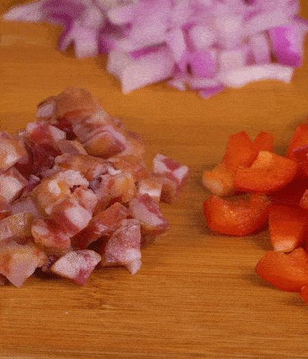 黃椒、紅椒、白洋蔥、土豆、大蔥分別切丁。金字10°鮮低溫香腸切丁。