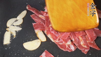 意面按照包裝時間煮熟過涼水，金字淡火腿切成小片。