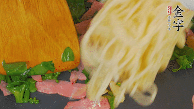 鍋中倒油燒熱，蒜片煸香，淡火腿略翻炒。