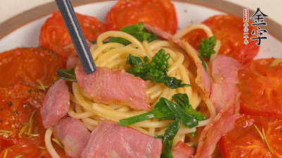 加菜花翻炒1分鐘后加意面，翻炒1分鐘后用少許鹽、黑胡椒調(diào)味即可。