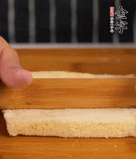 吐司切去四邊，搟??；烤腸竹簽穿過。